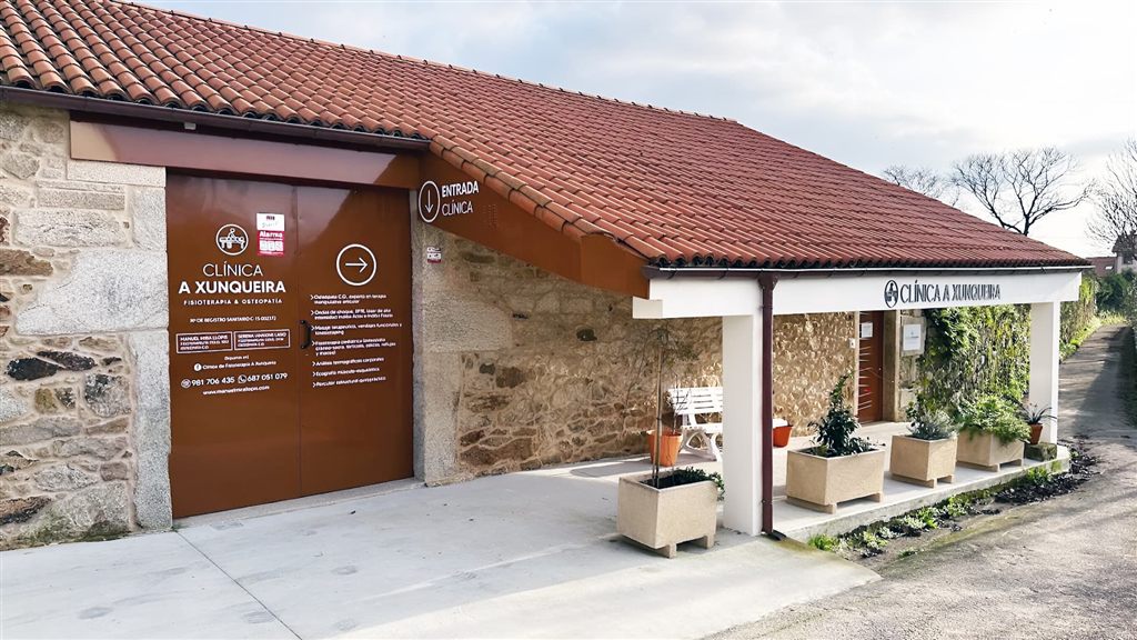 Entrada de Clínica A Xunqueira, centro de fisioterapia en Cee