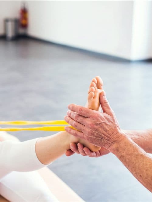 Fisioterapeuta realizando un tratamiento avanzado en Clínica A Xunqueira, Cee